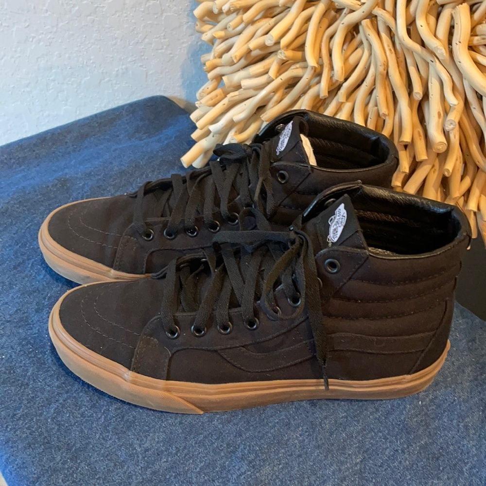 🔥Vans solid black hi tops with brown soles